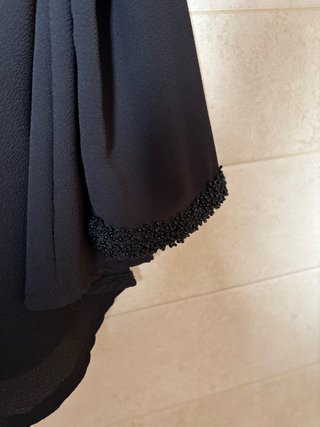 Blusa negra fluida con pedreria en cuello y mangas