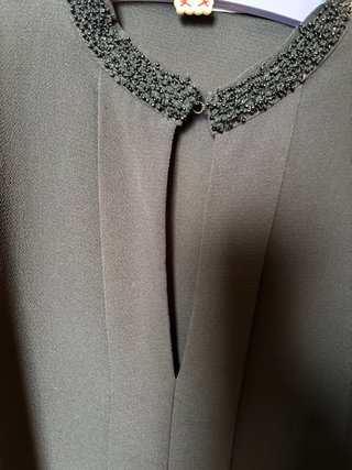Blusa negra fluida con pedreria en cuello y mangas