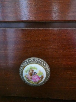 Mueble de salón con tiradores antiguos