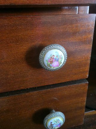 Mueble de salón con tiradores antiguos
