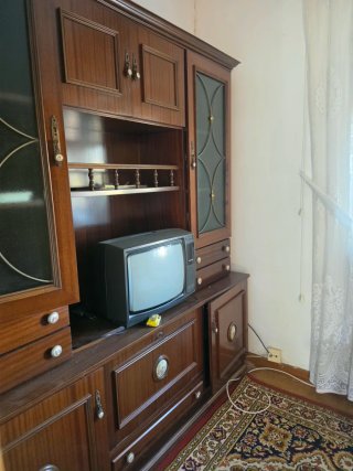 Mueble de salón con tiradores antiguos
