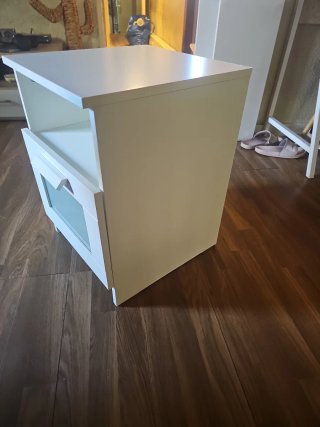 Mesita de noche blanca de madera