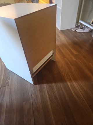 Mesita de noche blanca de madera