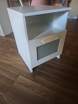 Mesita de noche blanca de madera