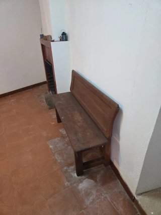 Banco de madera marrón