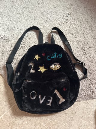 Bolso de espalda negro con detalles plateados