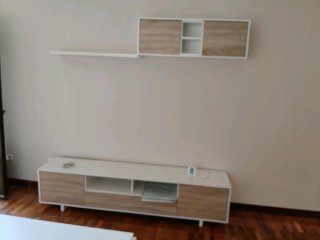 Mueble de salón blanco y madera