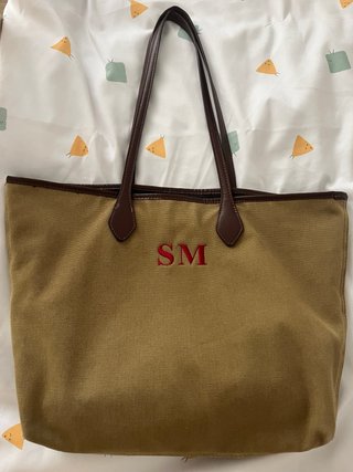 Bolso Zara marrón con iniciales rojas