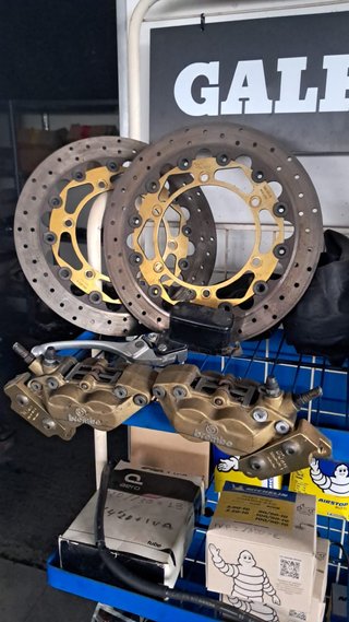 Discos y Pinzas Brembo 4 Pistones Honda