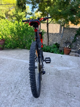 Bicicleta B'TWIN Negra y Roja para niños