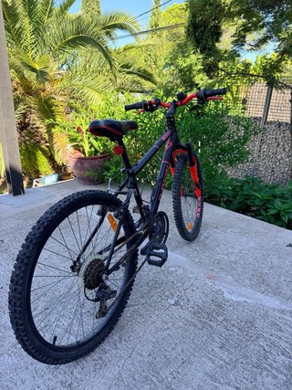 Bicicleta B'TWIN Negra y Roja para niños