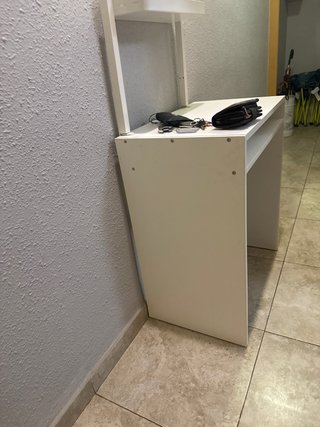 Escritorio blanco con estante
