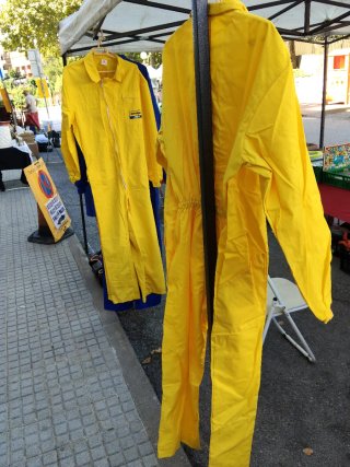 Mono de trabajo amarillo
