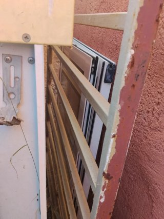Ventana con persiana y reja