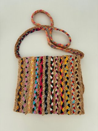 Bolso artesanal de yute multicolor
