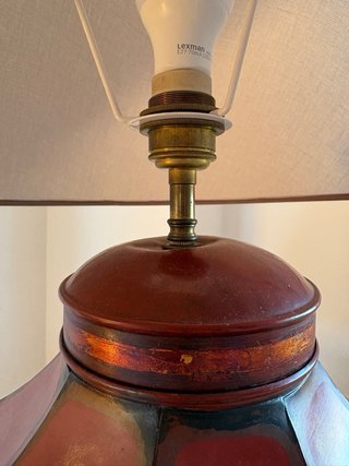 Lámpara de mesa antigua decorada grande