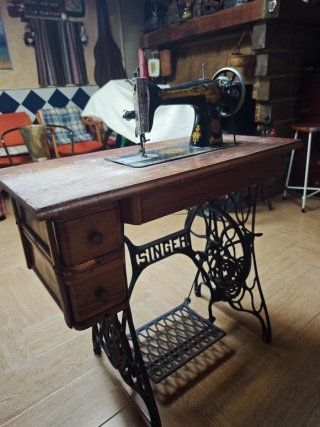Máquina de coser Singer antigua funcional.