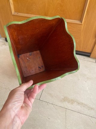 Papelera artesanal de madera pintada