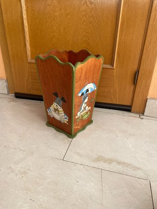 Papelera artesanal de madera pintada