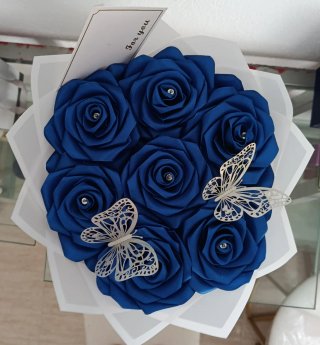 Ramo de rosas azules con mariposas plateadas