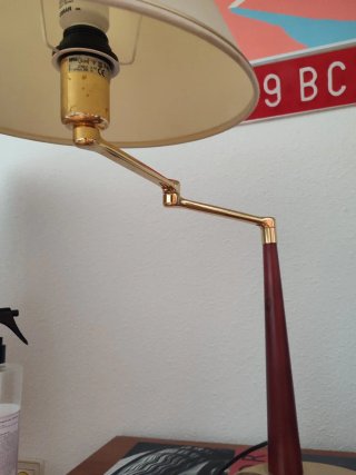 Lámpara de mesa dorada y madera