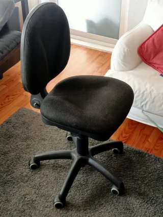 Silla de oficina negra con ruedas