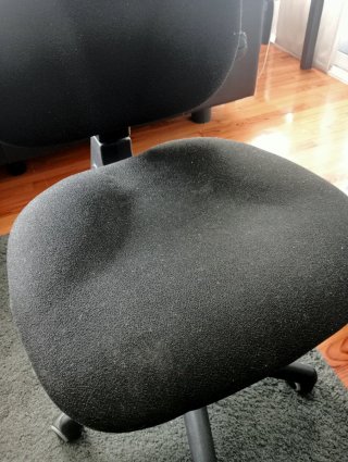 Silla de oficina negra con ruedas