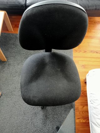 Silla de oficina negra con ruedas