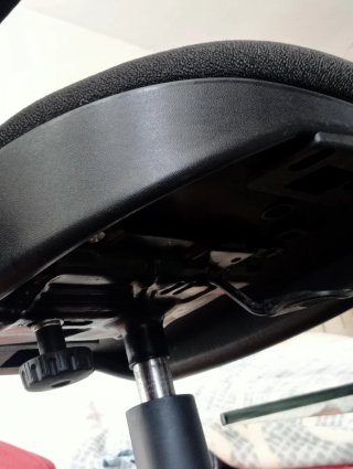 Silla de oficina negra con ruedas