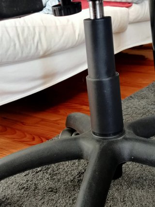 Silla de oficina negra con ruedas