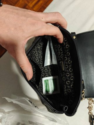 Bolso pequeño Guess negro