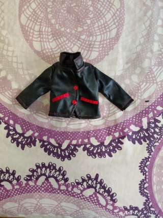 Cazadora Ken Negra con Detalles Rojos