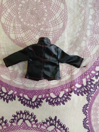 Cazadora Ken Negra con Detalles Rojos