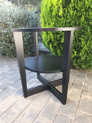 Mesa auxiliar redonda de madera negra