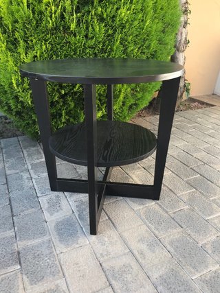 Mesa auxiliar redonda de madera negra
