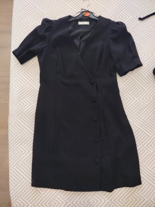 Vestido negro manga abullonada