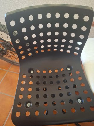 Silla de oficina negra con ruedas