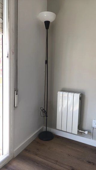 Lámpara de pie IKEA negra y blanca
