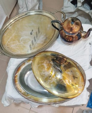Juego de vajilla de plata y cristal