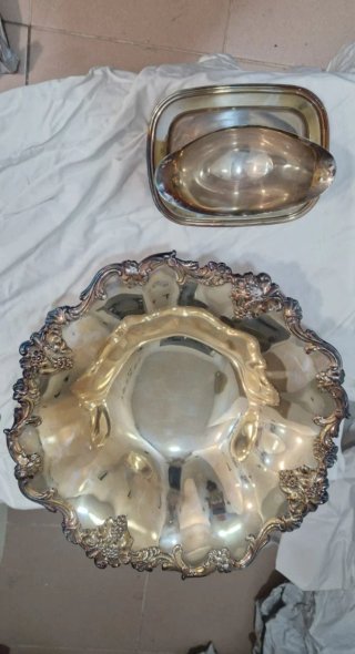 Juego de vajilla de plata y cristal