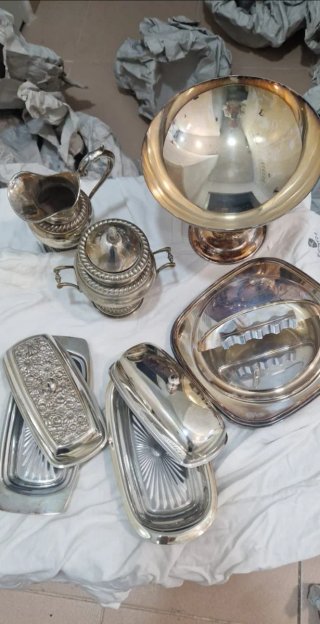 Juego de vajilla de plata y cristal