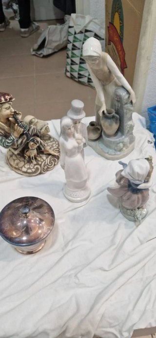 Juego de vajilla de plata y cristal