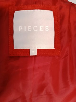 Cazadora Pieces Roja con etiqueta