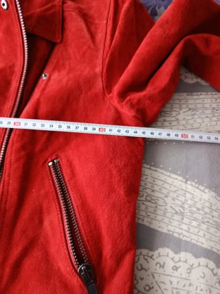 Cazadora Pieces Roja con etiqueta