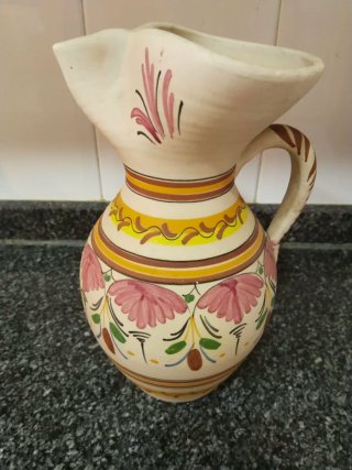 Jarrón de cerámica pintado a mano