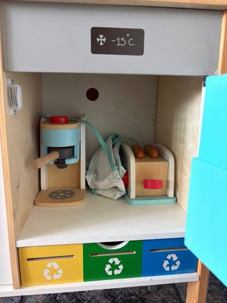 Cocinita de madera con accesorios