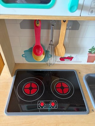 Cocinita de madera con accesorios