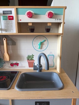 Cocinita de madera con accesorios