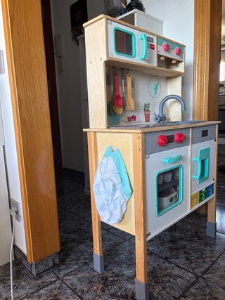 Cocinita de madera con accesorios