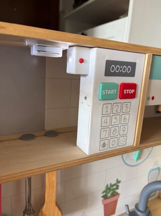 Cocinita de madera con accesorios